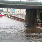 【画像】大雨被害による冠水路で立ち往生するクルマも多数！　もはや「災害時の走破性」でSUVを選ぶ時代なのかもしれない 〜 画像6