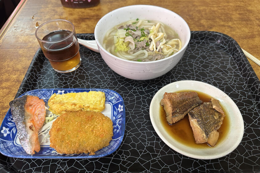 お店の見た目にひるまず入ればそこは激安激ウマパラダイス！　職業ドライバーに愛される昭和レトロ極まれりの「やじきた食堂」【懐かしのドライブイン探訪その20】