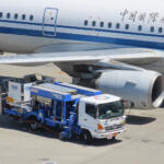 【画像】タンクのないクルマが給油しているけど仕組みはどうなってる？　ジェット旅客機に燃料を入れる２種類の特殊車両「リフューラー」と「サービサー」とは 〜 画像1