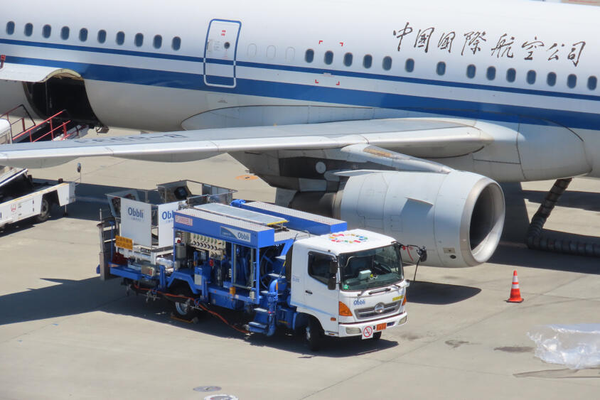 タンクのないクルマが給油しているけど仕組みはどうなってる？　ジェット旅客機に燃料を入れる２種類の特殊車両「リフューラー」と「サービサー」とは