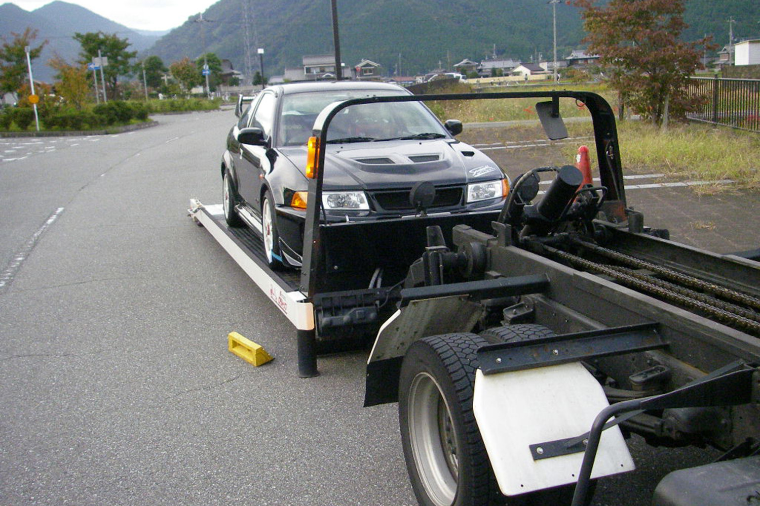 積載車に載せられるクルマのイメージ