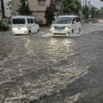 【画像】大雨の冠水路でもクロカン4WDなら余裕……は大間違い！　無敵といわれるジムニーでさえ「水深30cm」程度が限界だった 〜 画像4