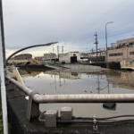 【画像】大雨の冠水路でもクロカン4WDなら余裕……は大間違い！　無敵といわれるジムニーでさえ「水深30cm」程度が限界だった 〜 画像13