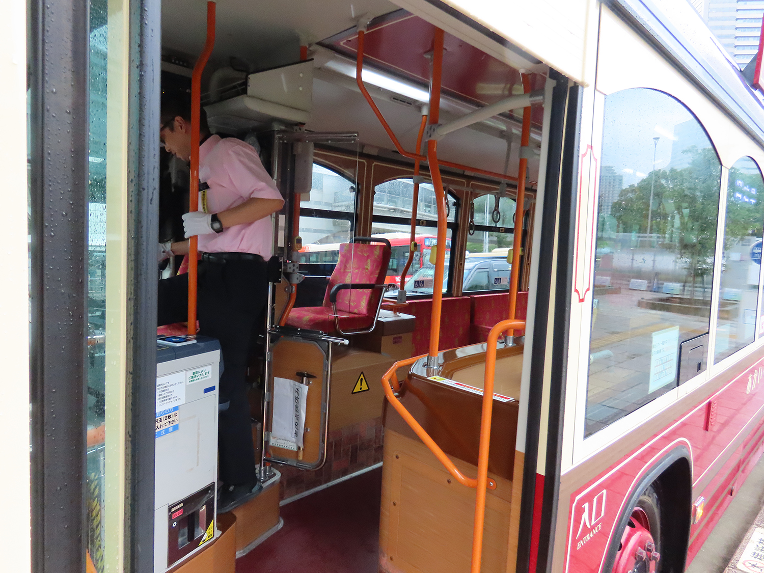 横浜市交通局の周遊バス「あかいくつ」の車内 〜 画像7