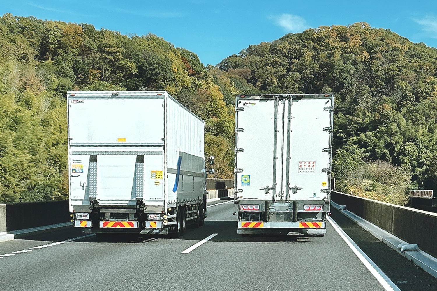 高速で並ぶトラックのイメージ