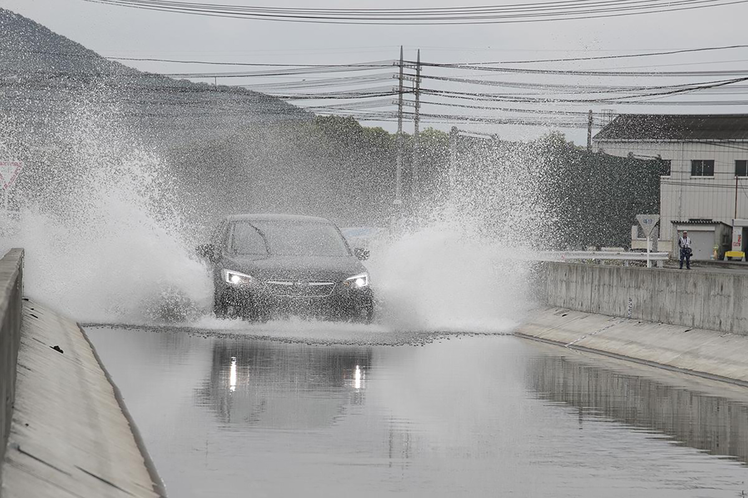 冠水路に入るクルマのイメージ