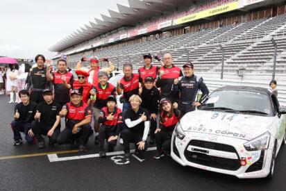 ダイハツの井上社長が参戦した軽自動車だけのレース「K4GP」！　生産終了する現行コペンのラストランの現場で「次期コペン」についても井上社長に直撃取材した
