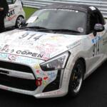 【画像】ダイハツの井上社長が参戦した軽自動車だけのレース「K4GP」！　生産終了する現行コペンのラストランの現場で「次期コペン」についても井上社長に直撃取材した 〜 画像16