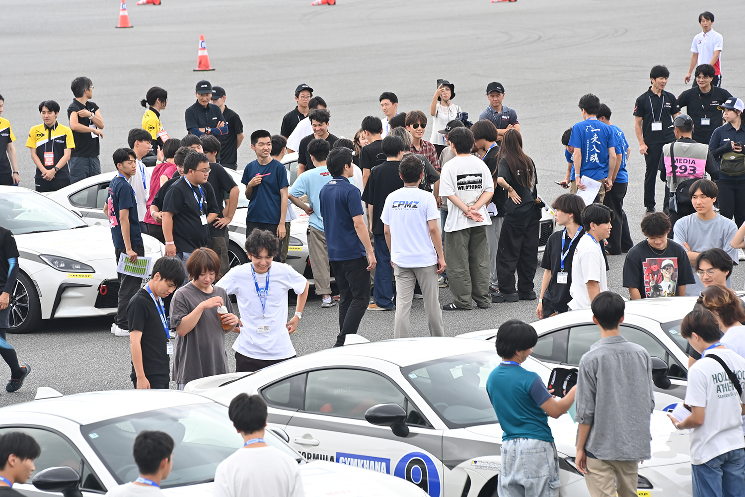 フォーミュラジムカーナに参加する学生たち