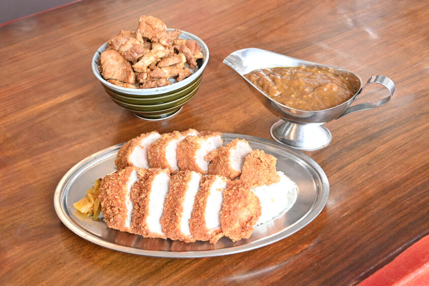 ブランド豚の500gトンカツが乗る衝撃カツカレーに焼肉丼!!　肉好き感涙の規格外食堂を埼玉で発見【Ｐ専食堂】
