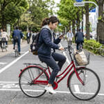 【画像】【悲鳴】「抜くに抜けない……」自転車の青切符導入で”車道ハミ出し”が急増中！　ドライバーを襲う恐怖とイライラ 〜 画像1
