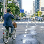 【画像】【悲鳴】「抜くに抜けない……」自転車の青切符導入で”車道ハミ出し”が急増中！　ドライバーを襲う恐怖とイライラ 〜 画像4