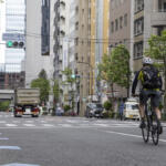 【画像】【悲鳴】「抜くに抜けない……」自転車の青切符導入で”車道ハミ出し”が急増中！　ドライバーを襲う恐怖とイライラ 〜 画像5