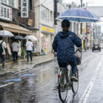 【画像】【悲鳴】「抜くに抜けない……」自転車の青切符導入で”車道ハミ出し”が急増中！　ドライバーを襲う恐怖とイライラ 〜 画像17