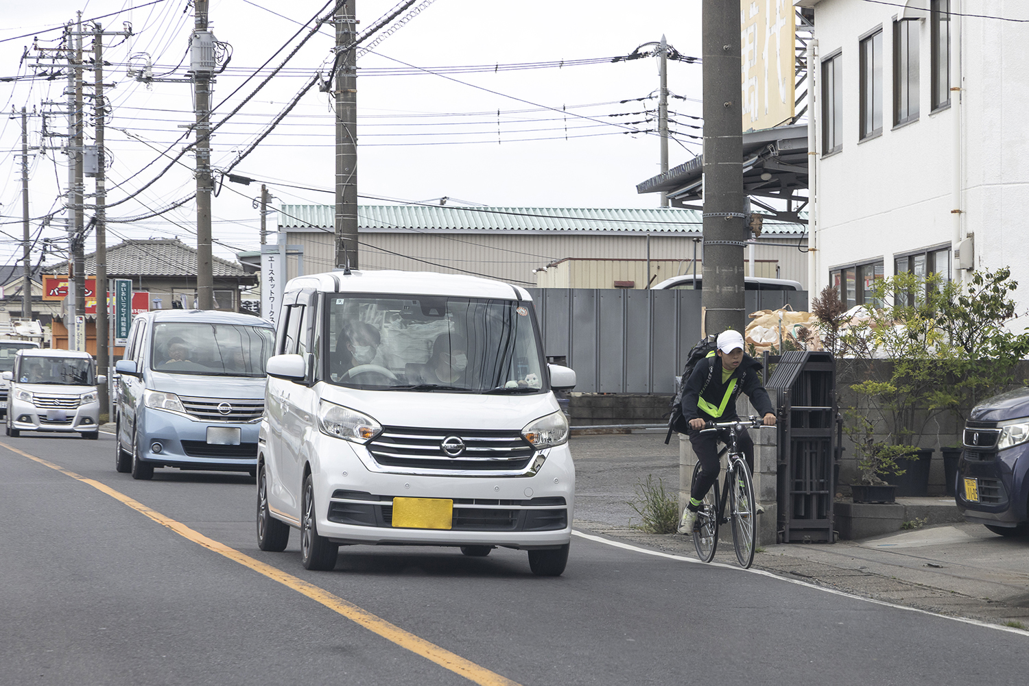 自転車を追い抜くクルマ