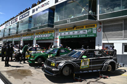 現役F1ドライバーの参戦で草レースがとんでもないことに！　フェルスタッペンが降臨したニュル24時間の熱狂っぷりが凄い【みどり独乙通信】
