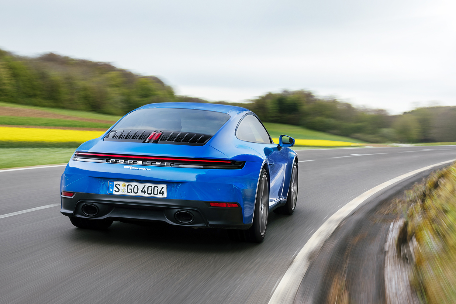 ポルシェ911の走行シーン