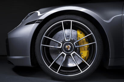 ポルシェ911のエンジンは350馬力でブレーキは1200馬力！　レーシングドライバーが語る「制動馬力」とは