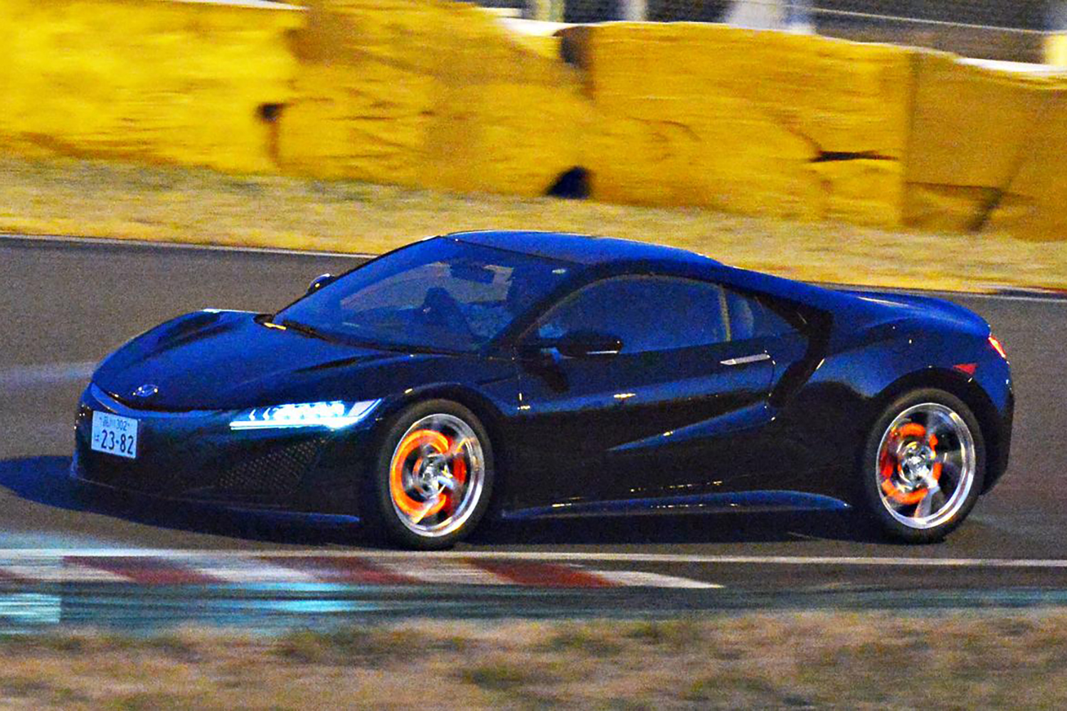 ブレーキディスクが熱を持って赤くなっているホンダNSX