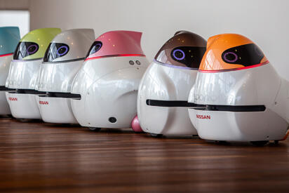 イワシが魚群のなかでぶつからないのはナゼ？　日産が群れで走行する「自立走行ロボット」を完成させたまさかのヒント