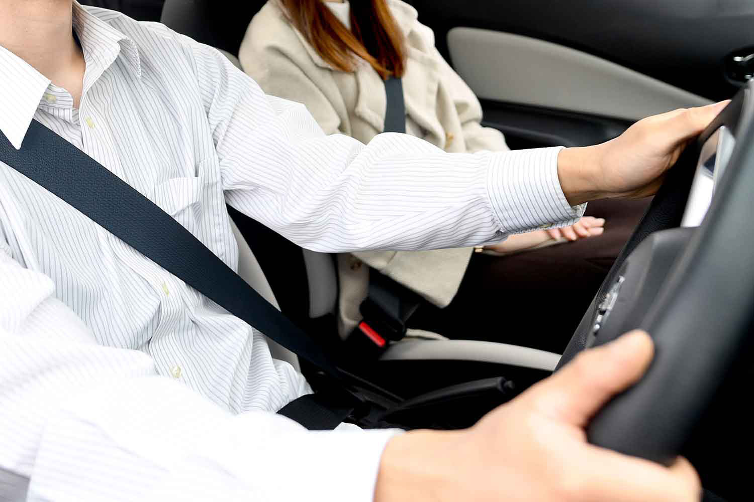 クルマを運転する男性