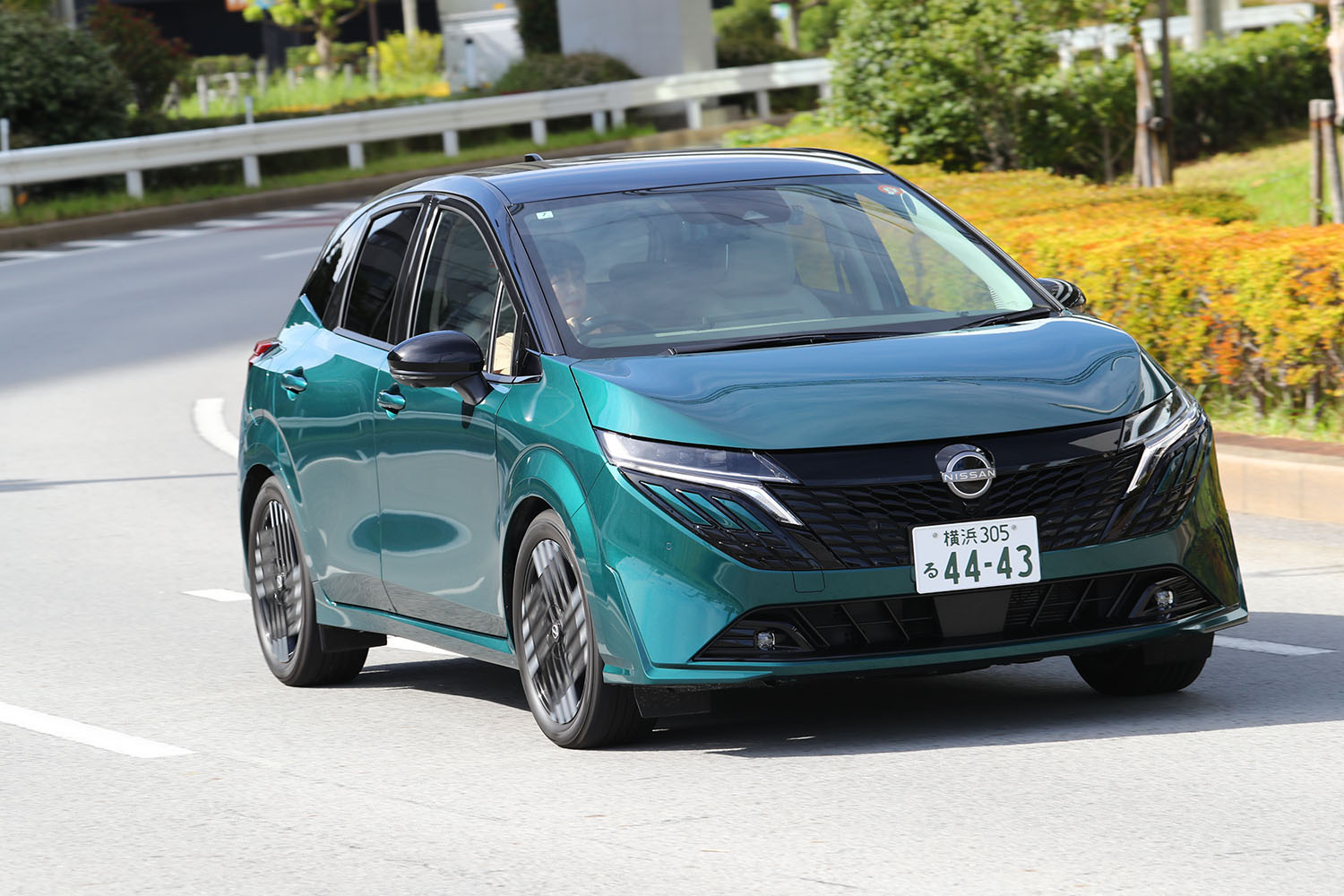 日産ノートオーラの走行シーン