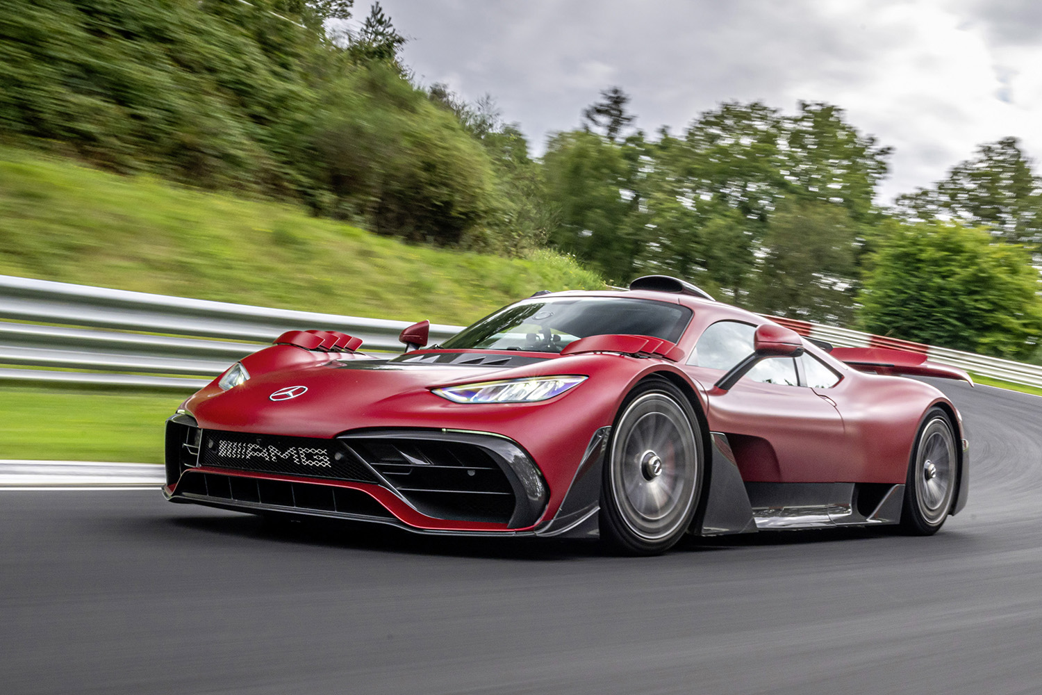メルセデスAMG ONEの走行シーン