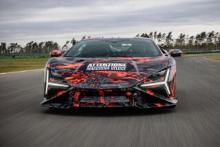 まもなく発表される「レヴエルトSV」の驚異の実力とは