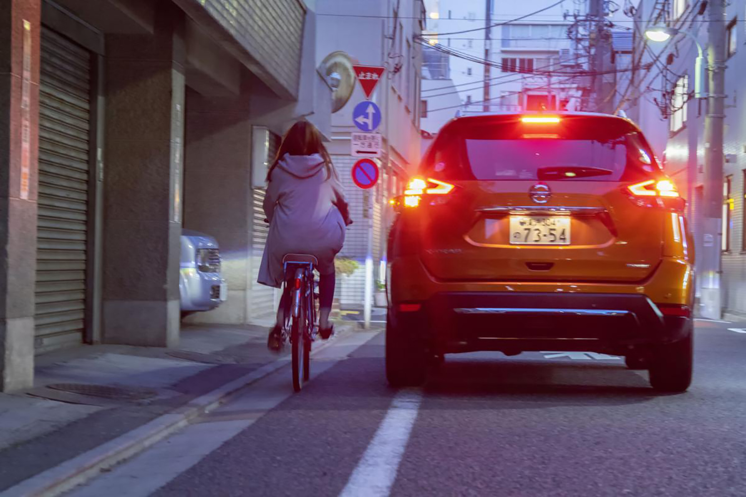 狭い路地を走るクルマ
