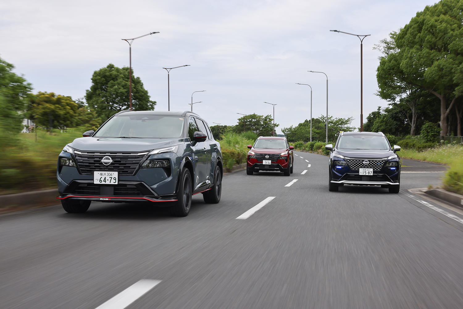 日産エクストレイルとエクストレイルニスモとエクストレイルオーテックの走行シーン