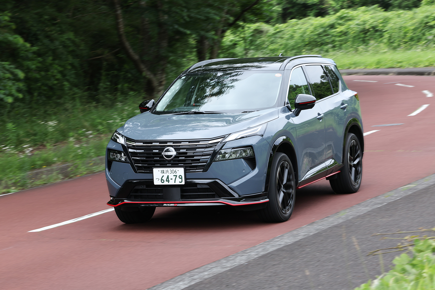 日産エクストレイルニスモの走行シーン