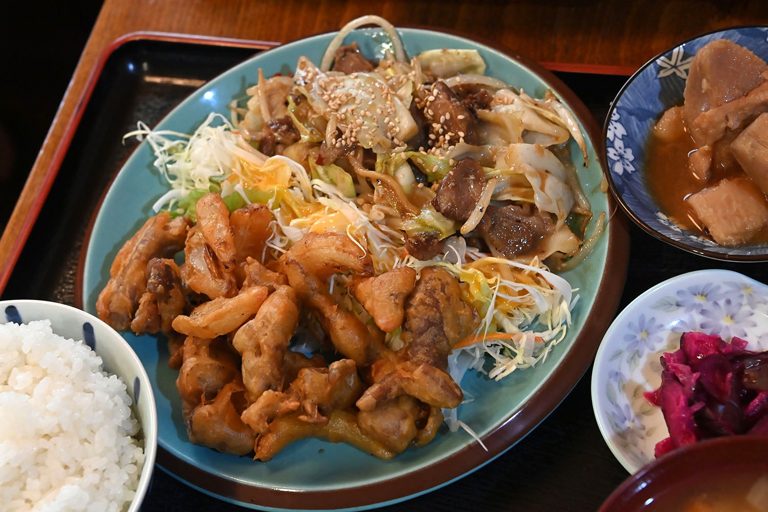 「イーストロード」のもつ唐揚げ