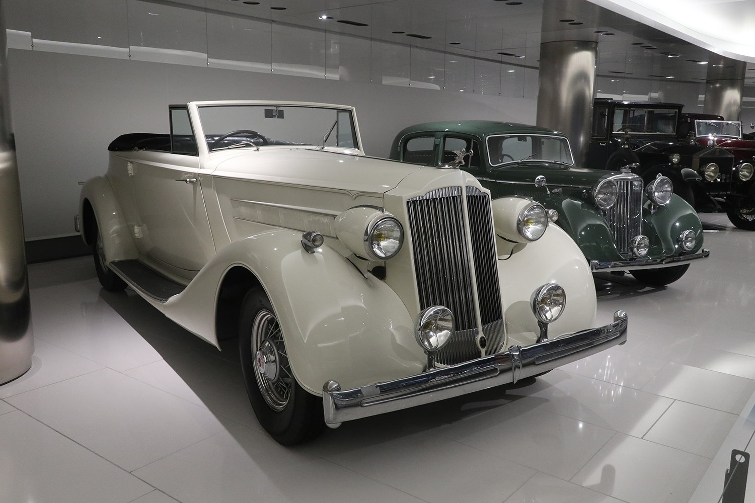 1945 Packard Super Eight Cabriolet & 1947 Jaguar XL1