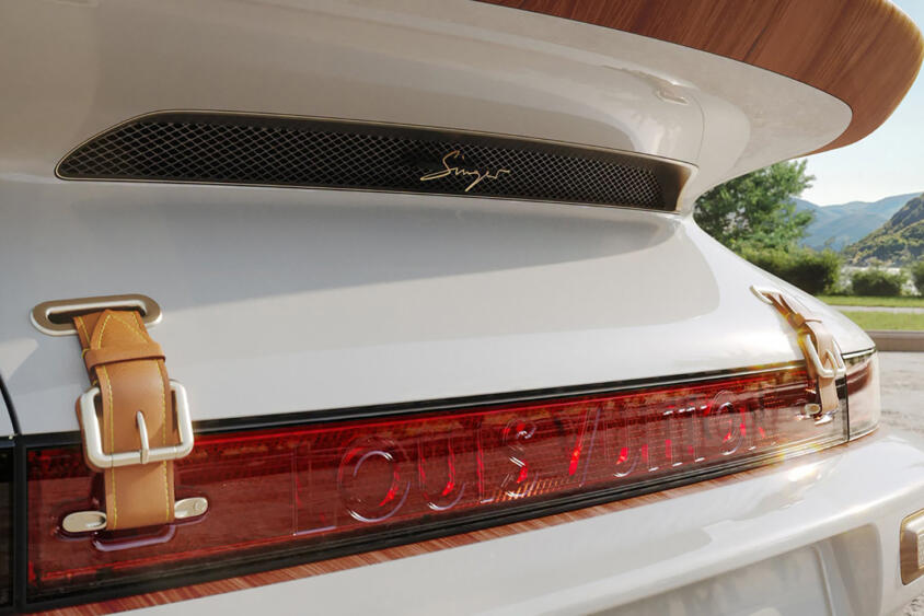 この911はもはやヴィトンの時計をもち運ぶ移動式ケース!?　ルイ・ヴィトンとシンガーがタッグを組んだ911にヴィトンファン悶絶必至
