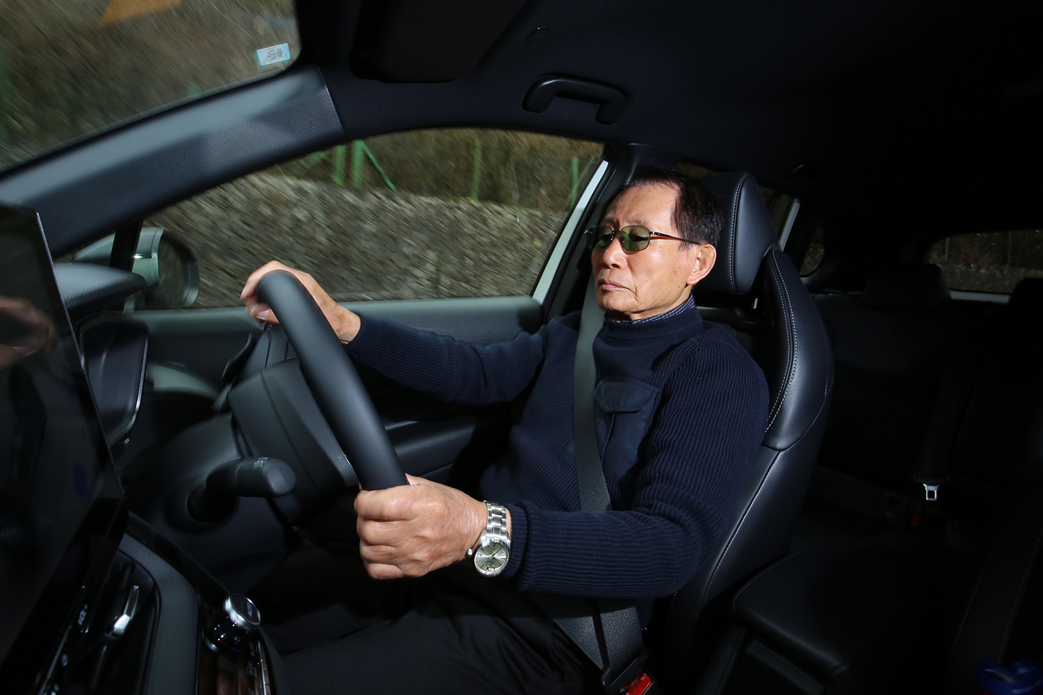 トヨタ・カローラクロスGR SPORTを運転する黒沢元治さん