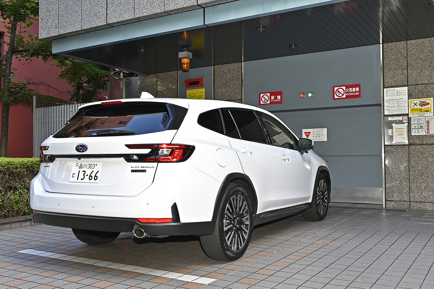 機械式駐車場に入庫するスバル・レヴォーグレイバック S:HEV 〜 画像2