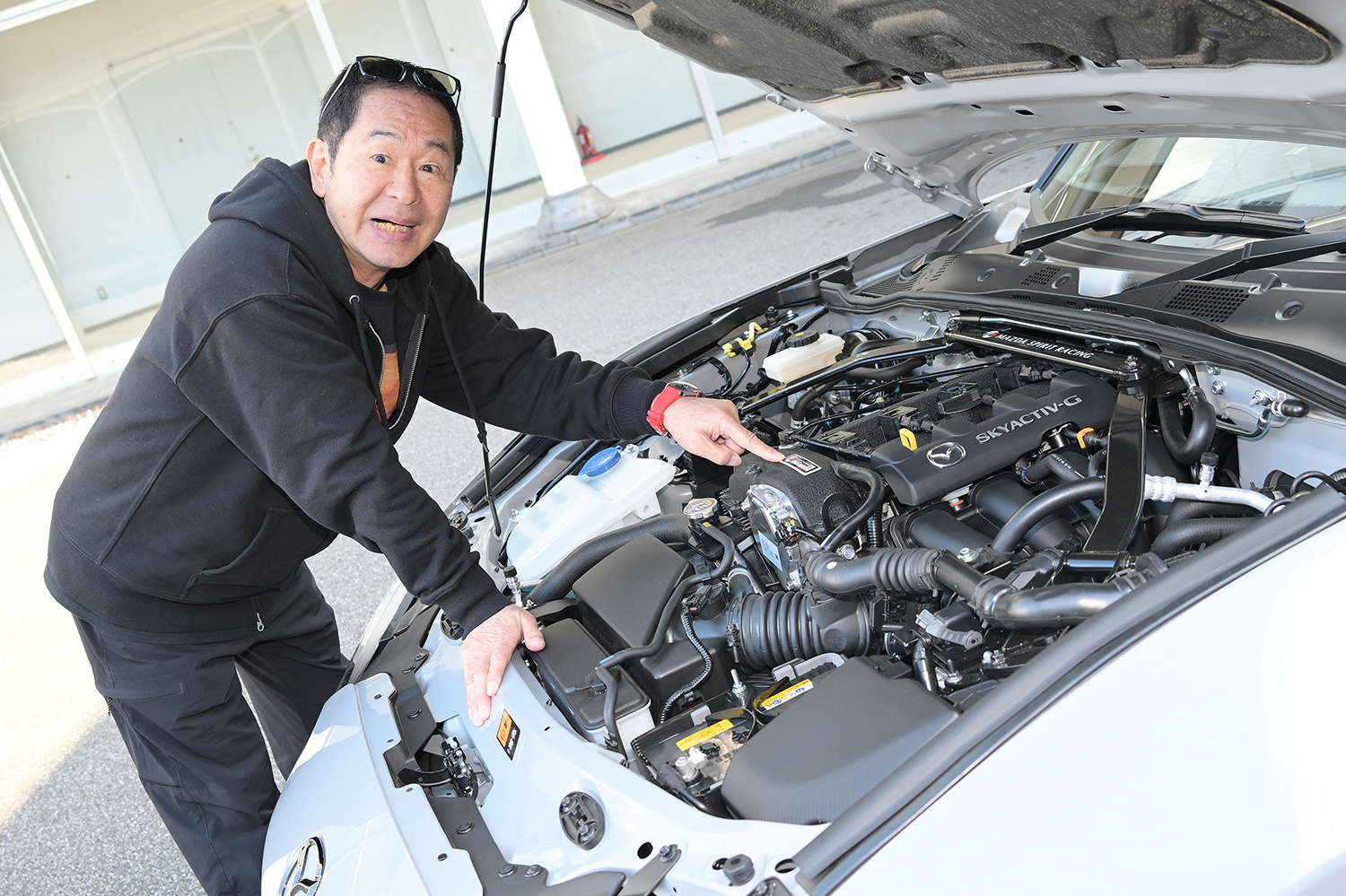 マツダSPIRIT RACINGロードスター12Rのエンジンと土屋圭市さん 〜 画像51