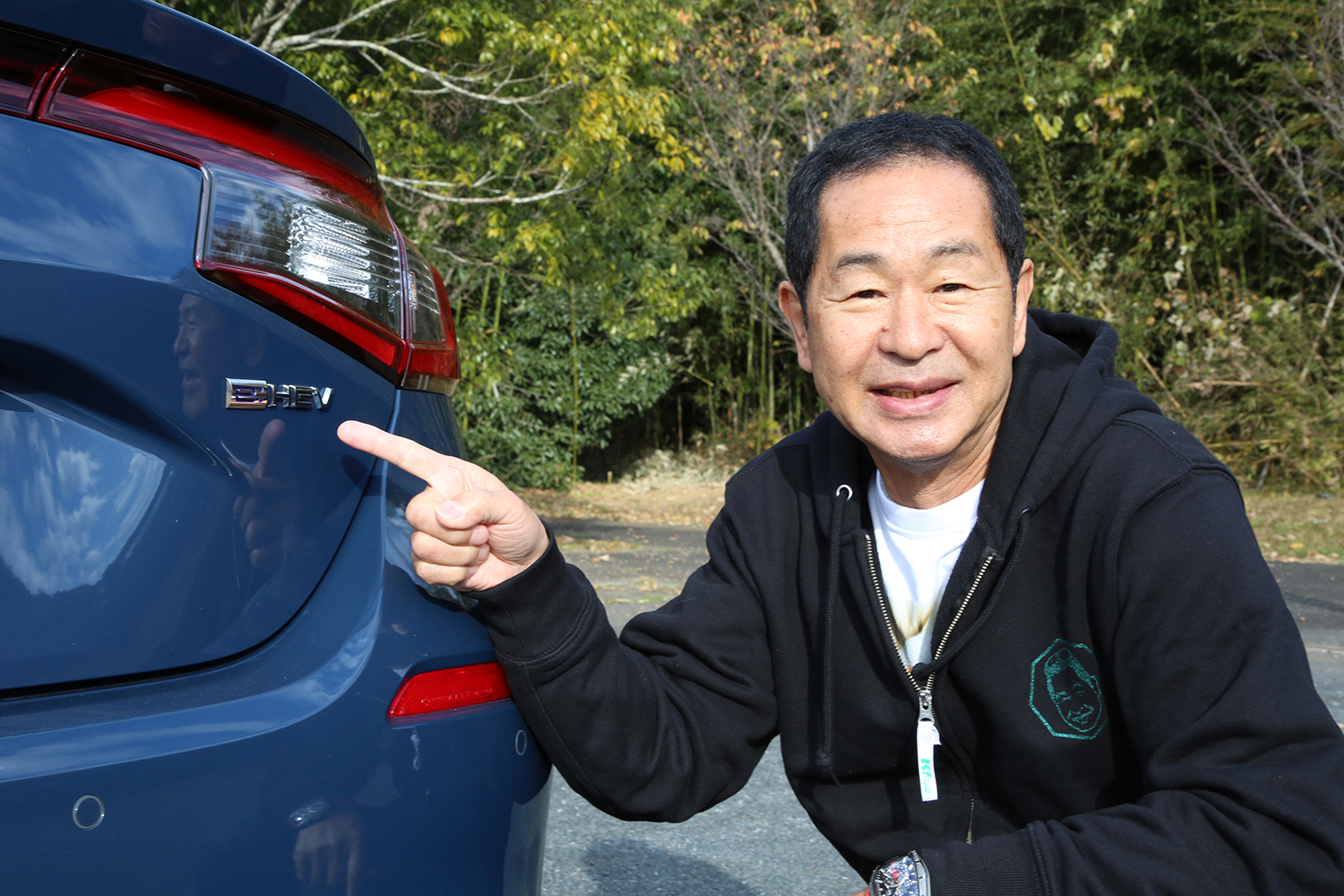 ホンダ・シビックe:HEVのエンブレムと土屋圭市さん