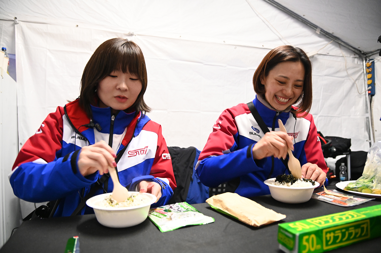 STI広報課の篠崎さんと三原さん