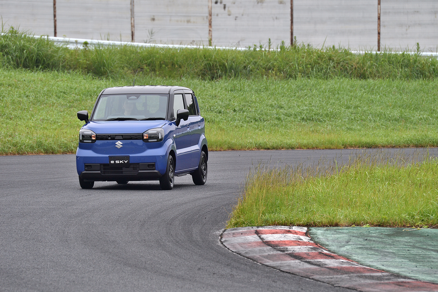 スズキ初の軽乗用EV「eスカイ」は26kWhしかないバッテリー容量で航続距離は310kmを実現 〜 画像14