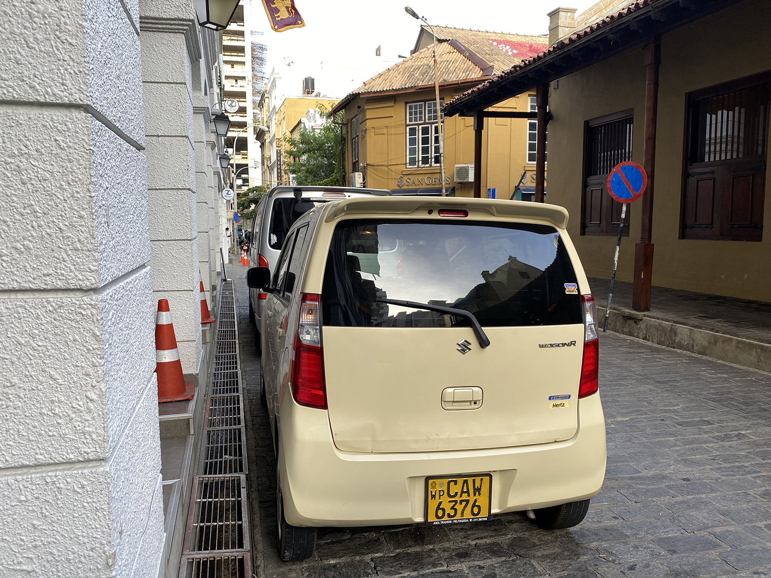 スリランカでレンタカーになっていた日本仕様のスズキワゴンR