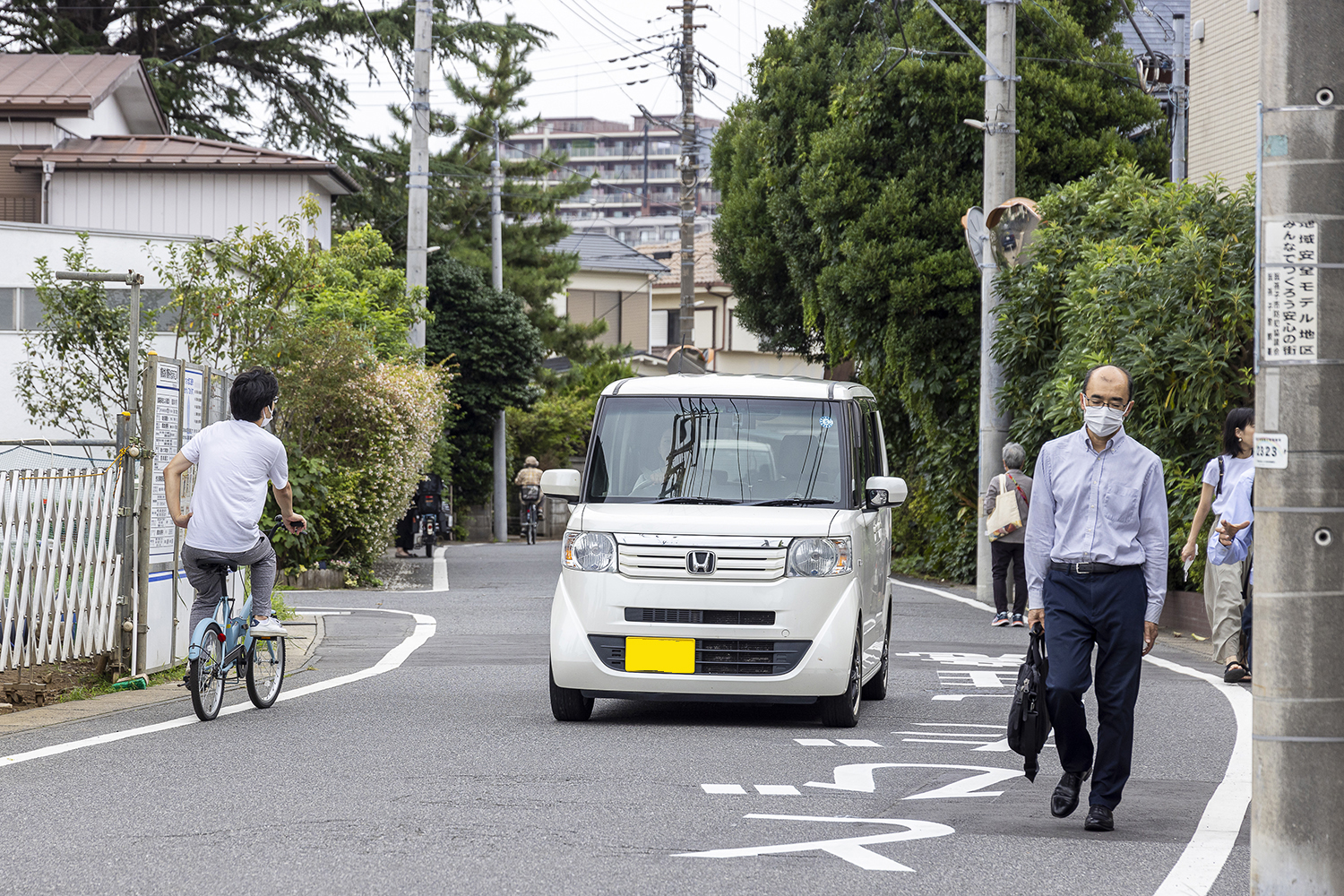 生活道路をはしるクルマ