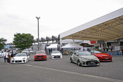 富士スピードウェイに700台超のカスタムカーが集結。熱狂のKUHL大感謝オフ会と突如発表された「KUHL×日産×映画」コラボ企画