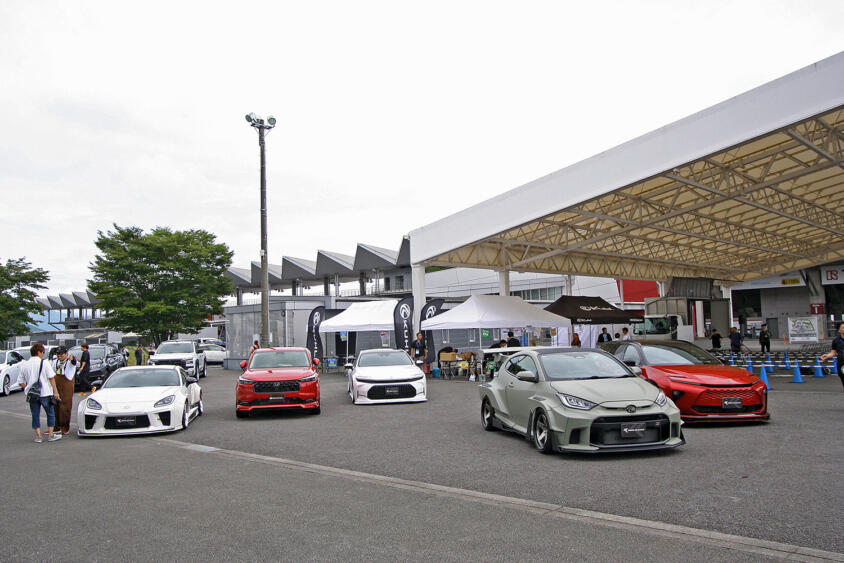 富士スピードウェイに700台超のカスタムカーが集結。熱狂のKUHL大感謝オフ会と突如発表された「KUHL×日産×映画」コラボ企画