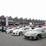 【画像】富士スピードウェイに700台超のカスタムカーが集結。熱狂のKUHL大感謝オフ会と突如発表された「KUHL×日産×映画」コラボ企画 〜 画像8
