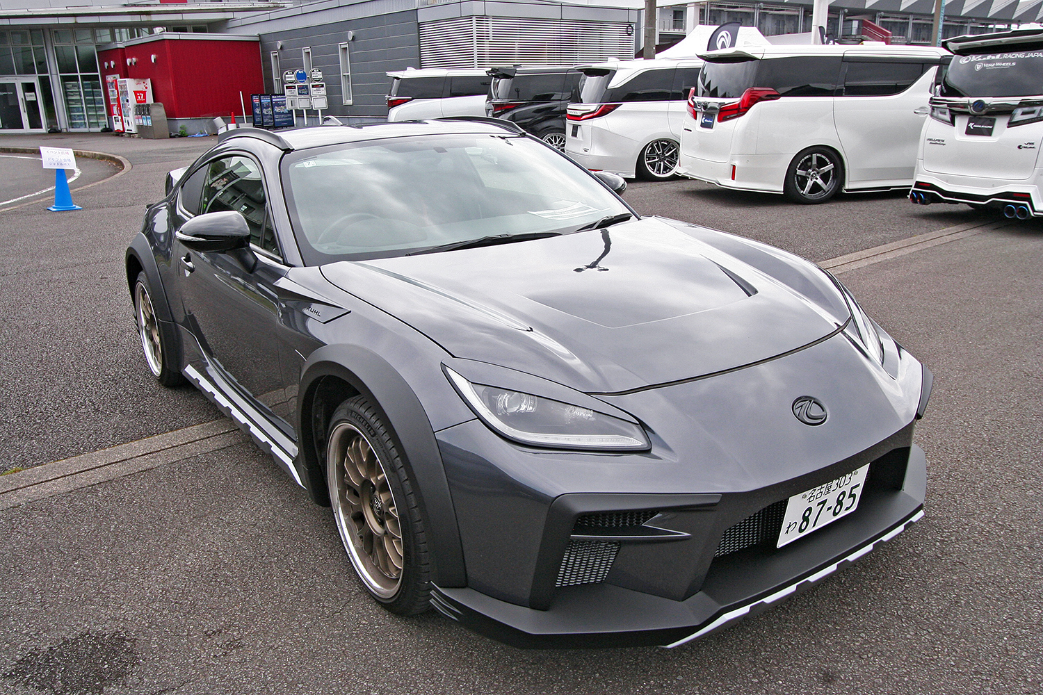 【画像】富士スピードウェイに700台超のカスタムカーが集結。熱狂のKUHL大感謝オフ会と突如発表された「KUHL×日産×映画」コラボ企画 〜 画像32
