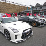 【画像】富士スピードウェイに700台超のカスタムカーが集結。熱狂のKUHL大感謝オフ会と突如発表された「KUHL×日産×映画」コラボ企画 〜 画像47