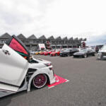 【画像】富士スピードウェイに700台超のカスタムカーが集結。熱狂のKUHL大感謝オフ会と突如発表された「KUHL×日産×映画」コラボ企画 〜 画像49
