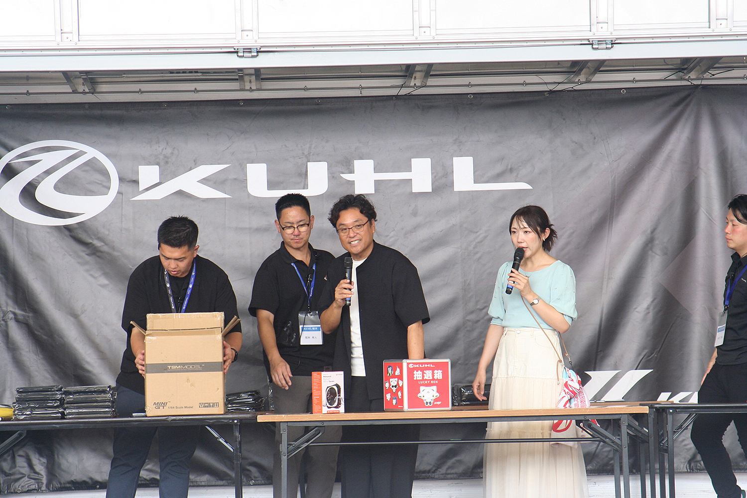 大抽選会を行うKUHLの片岡代表