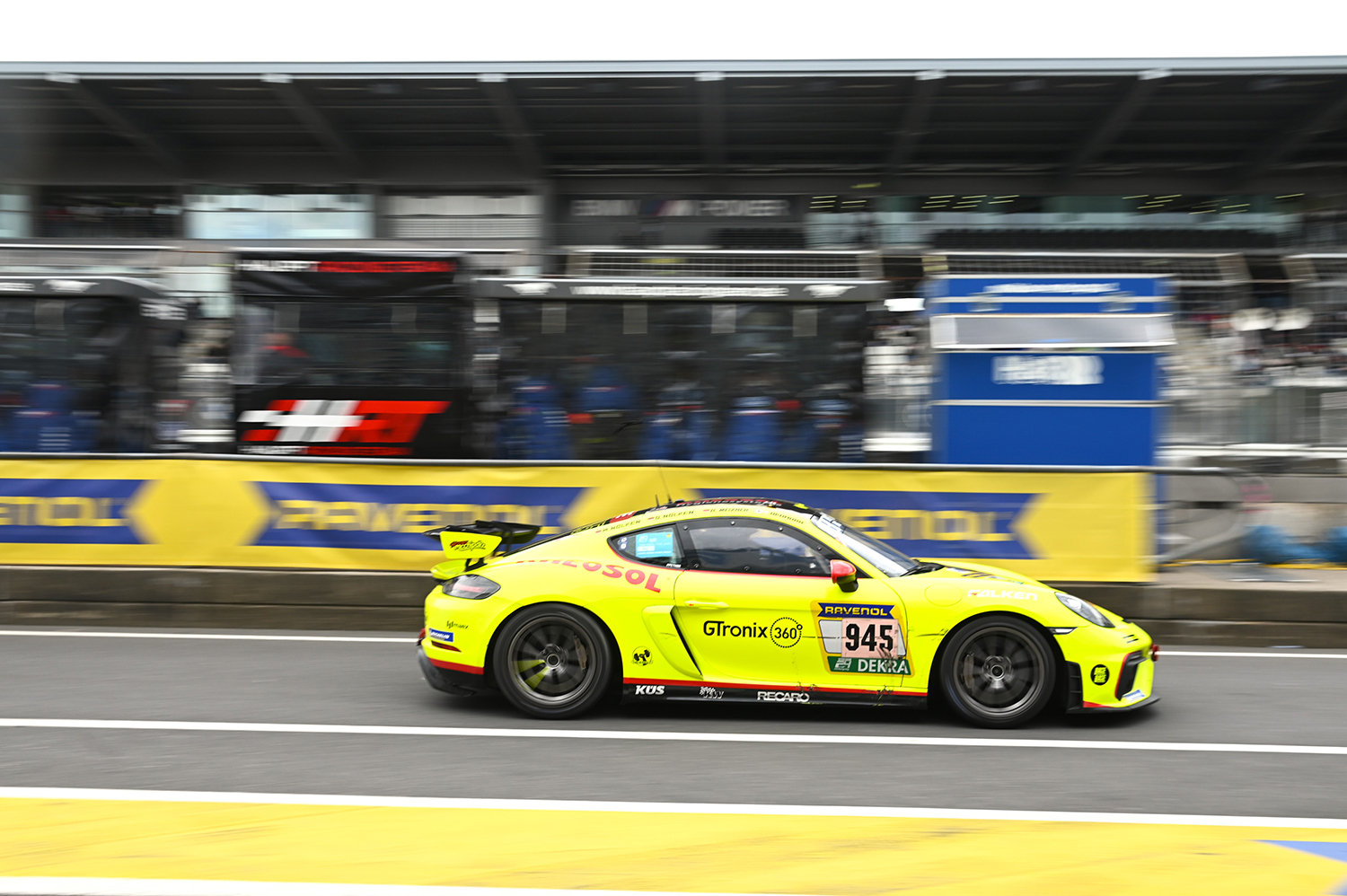 945号車ポルシェ718ケイマンGT4の走行